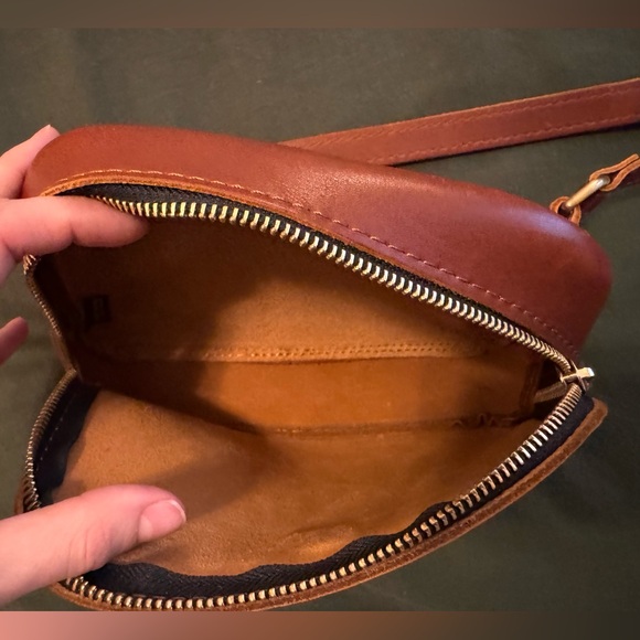 Scarlet sling bag in color, chestnut Portland Leather Goods. - Picture 2 of 4